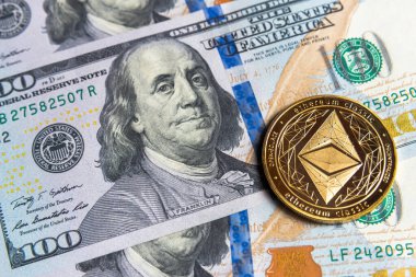 Altın Ethereum şifreleme parasıyla Amerikan doları. Dijital kripto para birimi yakın plan. Değişim, meşguliyet, reklam. Maden mahzenindeki para birimlerinden kâr. Doları ve altın madeni parası olan madenci..