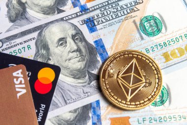 Vizeli ve kartvizitli Altın Ethereum kripto Amerikan doları. Dijital kripto para birimi yakın plan. Değişim, meşguliyet ve reklam. Kripto para birimlerinden kazanç. Doları ve altın madeni parası olan madenci..