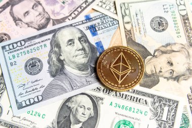 Altın Ethereum şifreleme parasıyla Amerikan doları. Dijital kripto para birimi yakın plan. Değişim, meşguliyet, reklam. Maden mahzenindeki para birimlerinden kâr. Doları ve altın madeni parası olan madenci..