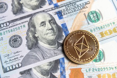 Altın Ethereum şifreleme parasıyla Amerikan doları. Dijital kripto para birimi yakın plan. Değişim, meşguliyet, reklam. Maden mahzenindeki para birimlerinden kâr. Doları ve altın madeni parası olan madenci..