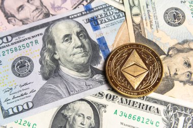 Altın Ethereum şifreleme parasıyla Amerikan doları. Dijital kripto para birimi yakın plan. Değişim, meşguliyet, reklam. Maden mahzenindeki para birimlerinden kâr. Doları ve altın madeni parası olan madenci..