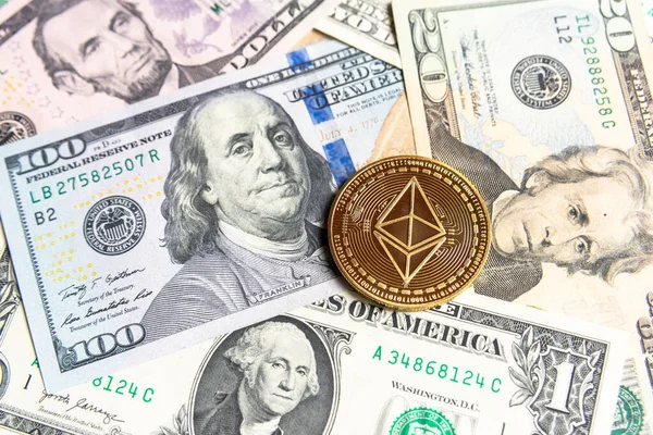 Altın Ethereum şifreleme parasıyla Amerikan doları. Dijital kripto para birimi yakın plan. Değişim, meşguliyet, reklam. Maden mahzenindeki para birimlerinden kâr. Doları ve altın madeni parası olan madenci..