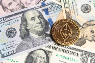 Altın Ethereum şifreleme parasıyla Amerikan doları. Dijital kripto para birimi yakın plan. Değişim, meşguliyet, reklam. Maden mahzenindeki para birimlerinden kâr. Doları ve altın madeni parası olan madenci..