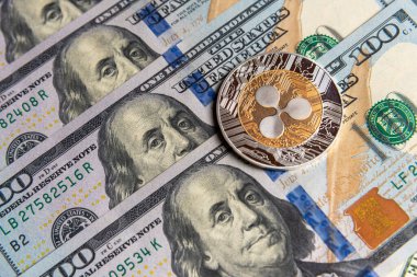 Amerikan dolarlarıyla dalgalı şifreli para birimi. Dijital kripto para birimi yakın plan. Değişim, meşguliyet, reklam. Maden mahzenindeki para birimlerinden kâr. Dolarları ve dalgalı parası olan madenci..