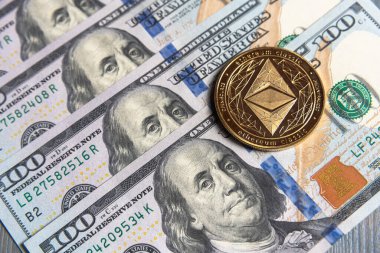 Altın Ethereum şifreleme parasıyla Amerikan doları. Dijital kripto para birimi yakın plan. Değişim, meşguliyet, reklam. Maden mahzenindeki para birimlerinden kâr. Doları ve altın madeni parası olan madenci..