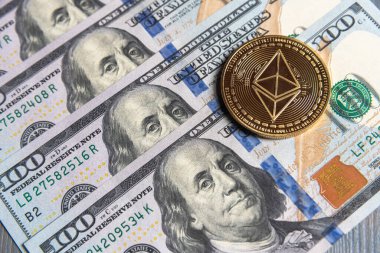Altın Ethereum şifreleme parasıyla Amerikan doları. Dijital kripto para birimi yakın plan. Değişim, meşguliyet, reklam. Maden mahzenindeki para birimlerinden kâr. Doları ve altın madeni parası olan madenci..