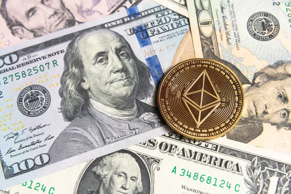 Altın Ethereum şifreleme parasıyla Amerikan doları. Dijital kripto para birimi yakın plan. Değişim, meşguliyet, reklam. Maden mahzenindeki para birimlerinden kâr. Doları ve altın madeni parası olan madenci..