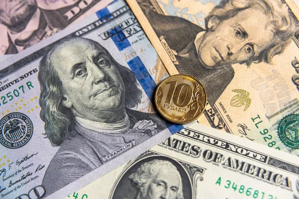 Dieci Rubli Russi Moneta Che Giace Sfondo Dollaro Usd Americano — Foto Stock