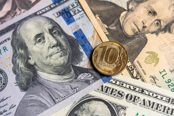 アメリカドルの背景にある10のロシアのルーブル硬貨 国家通貨の切り下げ — ストック写真