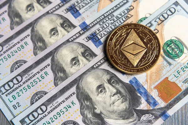Altın Ethereum şifreleme parasıyla Amerikan doları. Dijital kripto para birimi yakın plan. Değişim, meşguliyet, reklam. Maden mahzenindeki para birimlerinden kâr. Doları ve altın madeni parası olan madenci..