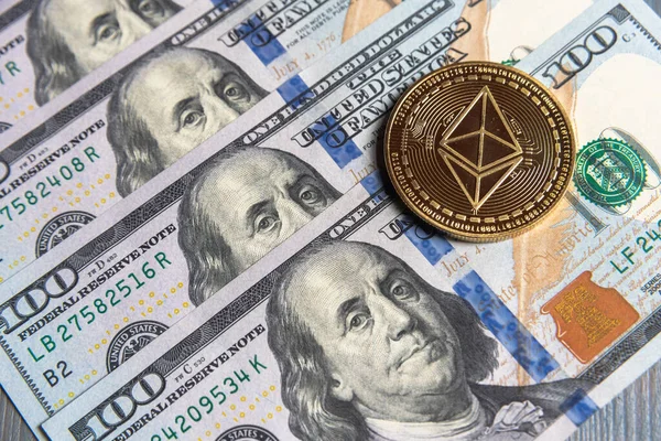 Altın Ethereum şifreleme parasıyla Amerikan doları. Dijital kripto para birimi yakın plan. Değişim, meşguliyet, reklam. Maden mahzenindeki para birimlerinden kâr. Doları ve altın madeni parası olan madenci..