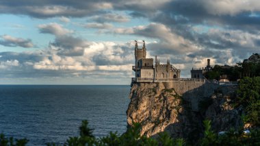 Kırlangıç Yuvası Karadeniz 'in tepesindeki uçurumda Kırım, Yalta' ya yakın bir yerde. Kırım 'ın en popüler turistik yerlerinden biri..