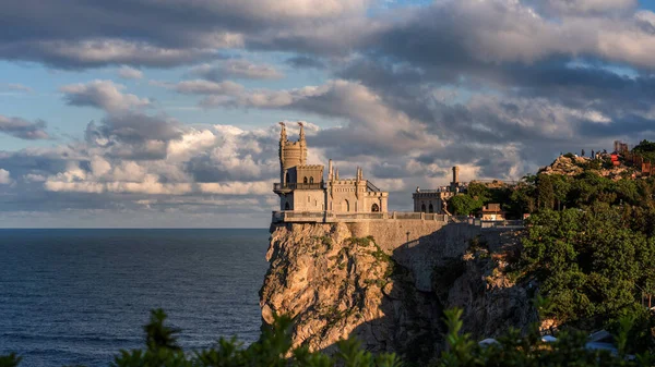 Kırlangıç Yuvası Karadeniz Tepesindeki Uçurumda Kırım Yalta Yakın Bir Yerde Stok Resim