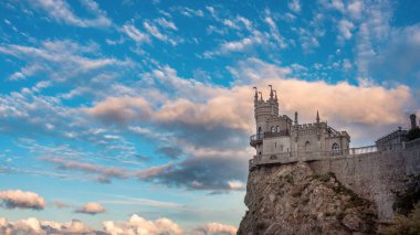 Kırlangıç Yuvası Karadeniz 'in tepesindeki uçurumda Kırım, Yalta' ya yakın bir yerde. Kırım 'ın en popüler turistik yerlerinden biri..