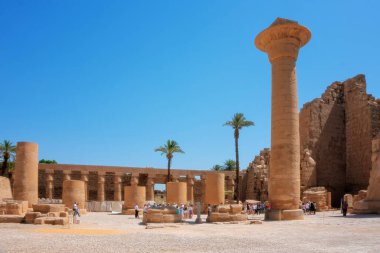 Mısır 'daki Karnak Tapınağı' nın kalıntıları (Teb). Dünyanın en büyük antik tapınak kompleksi. UNESCO Dünya Mirası. Sfenks sokağından görünüm.