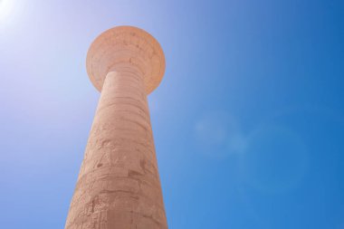 Mısır 'daki Karnak Tapınağı' nın kalıntıları (Teb). Dünyanın en büyük antik tapınak kompleksi. UNESCO Dünya Mirası. Sfenks sokağından görünüm.