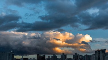 Gün batımında renkli bulutlu bir gökyüzü. Rengi değişmiş. Gökyüzü dokusu, soyut doğa arkaplanı