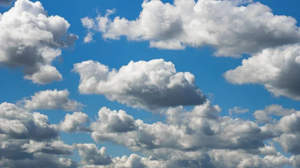 背景のコンセプトのために青い空に浮かぶ美しい白い雲 — ストック写真