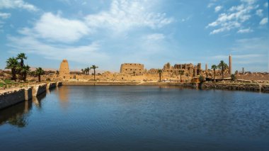 Mısır 'daki Karnak Tapınağı' nın kalıntıları (Teb). Dünyanın en büyük antik tapınak kompleksi. UNESCO Dünya Mirası.