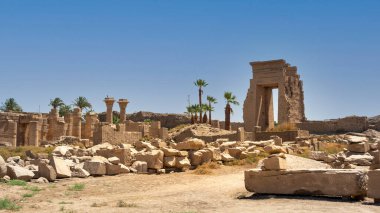 Mısır 'daki Karnak Tapınağı' nın kalıntıları (Teb). Dünyanın en büyük antik tapınak kompleksi. UNESCO Dünya Mirası.