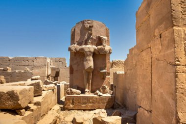 Mısır 'daki Karnak Tapınağı' nın kalıntıları (Teb). Dünyanın en büyük antik tapınak kompleksi. UNESCO Dünya Mirası.