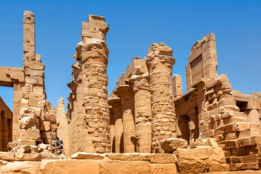Mısır 'daki Karnak Tapınağı' nın kalıntıları (Teb). Dünyanın en büyük antik tapınak kompleksi. UNESCO Dünya Mirası.