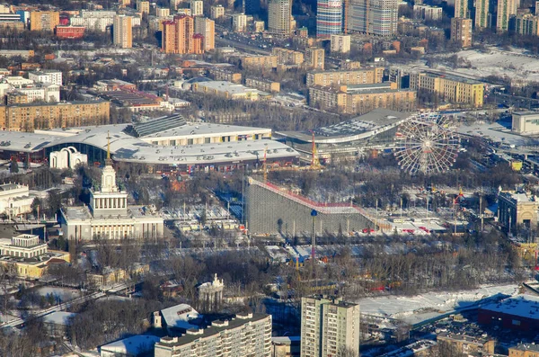 Vdnkh 全ロシア展示センター テレビ塔Ostankinoからの眺め — ストック写真