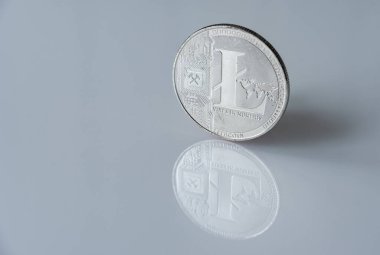 Dijital para birimi Bitcoin 'in (BTC) maketi kırpma yolu ve pürüzsüz gölgesi ile beyaz üzerine izole edilmiş.
