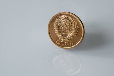 Eski beş Sovyet sikkesi (kopek) bozuk para beyaz arkaplan üzerinde izole yansıma ile