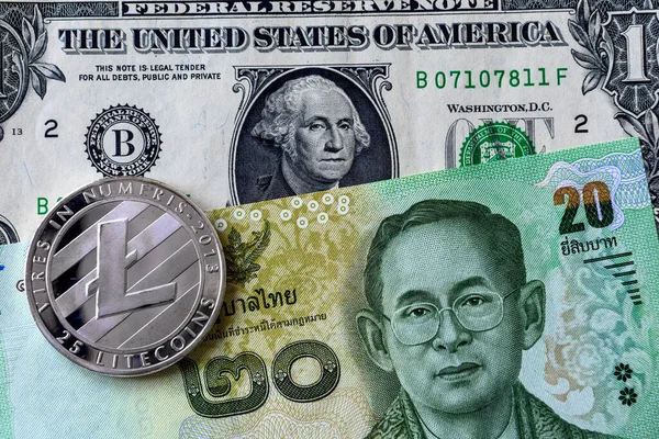 Immagine Vicino Bitcoin Moneta Criptovaluta Con Banconote Valuta Thailandese Baht — Foto Stock