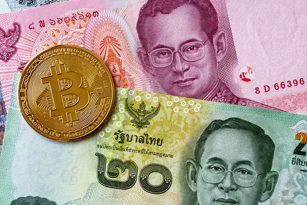 Imagen Cerca Bitcoin Moneda Criptomoneda Con Billetes Banco Tailandia Baht — Foto de Stock