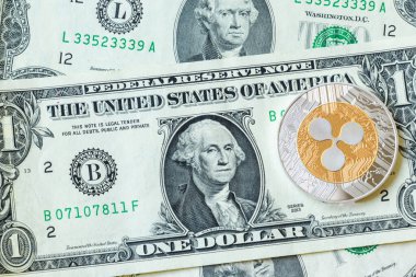 Kağıt paraların üzerine dalgalı para. Modern sanal para birimi dijital kripto. Metal kripto para birimleri