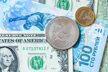 Kağıt para ve ruble banknotlar üzerinde gümüş bitcoin ve euro sikkeleri. Modern sanal para birimi dijital kripto. Metal kripto para birimleri