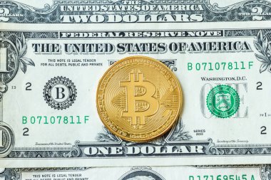 Kağıt paraların üzerindeki altın bitcoin. Modern sanal para birimi dijital kripto. Metal kripto para birimleri