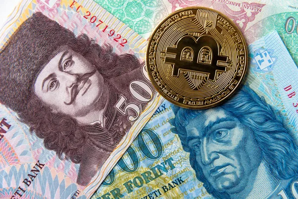 Una Imagen Cerca Los Billetes Forint Húngaros Con Bitcoin Oro — Foto de Stock