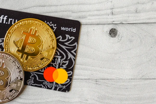 Moskova, Rissia - 11 Şubat 2021 Bitcoin şifreleme ve Visa, MasterCard banka kartları. Visa ve MasterCard, kripto para birimine karşı ABD 'nin çok uluslu finansal hizmet şirketidir..