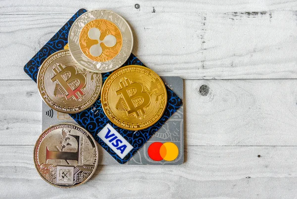 Moskova, Rissia - 11 Şubat 2021 Bitcoin şifreleme ve Visa, MasterCard banka kartları. Visa ve MasterCard, kripto para birimine karşı ABD 'nin çok uluslu finansal hizmet şirketidir..
