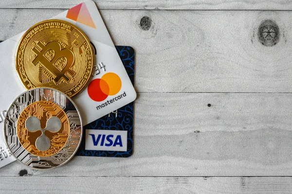 Moskova, Rissia - 11 Şubat 2021 Bitcoin şifreleme ve Visa, MasterCard banka kartları. Visa ve MasterCard, kripto para birimine karşı ABD 'nin çok uluslu finansal hizmet şirketidir..