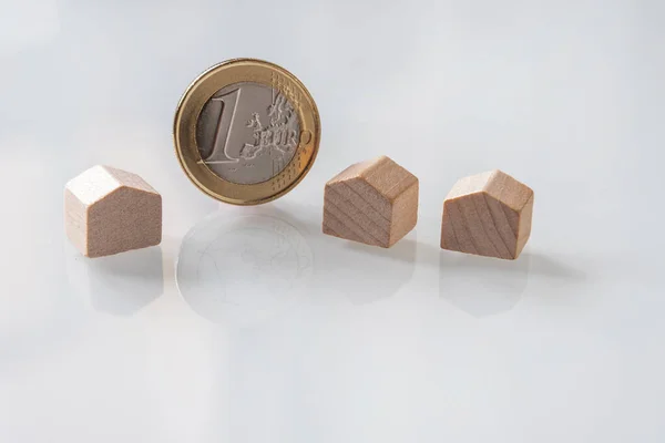 Casas Madeira Miniatura Atrás Moedas Usando Como Propriedade Conceito Financeiro — Fotografia de Stock