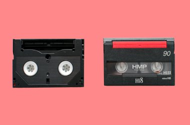 Kırmızı arkaplanda Mini DV kaset izole edilmiş. 1990 'dan kalma Retro aygıtı