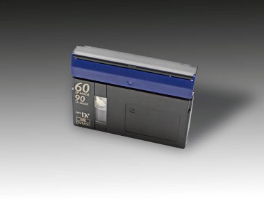 Gri arka planda Mini DV kaset izole. 1990 'dan kalma Retro aygıtı