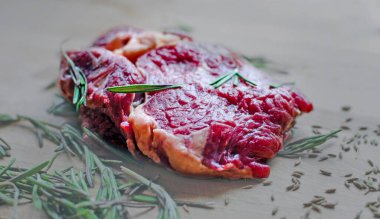 Baharatlı ve biberiyeli çiğ biftek buğulama ızgaraya hazırlanıyor.