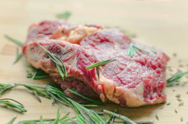 Baharatlı ve biberiyeli çiğ biftek buğulama ızgaraya hazırlanıyor.