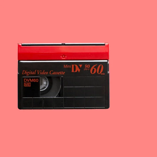 Taśma Magnetofonowa Mini Izolowana Czerwonym Tle Urządzenie Retro 1990 Roku — Zdjęcie stockowe