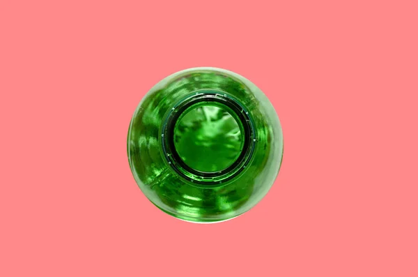 Порожня Скляна Пляшка Зеленого Кольору Фоні Червоного Кольору Гладкою Тінь — стокове фото