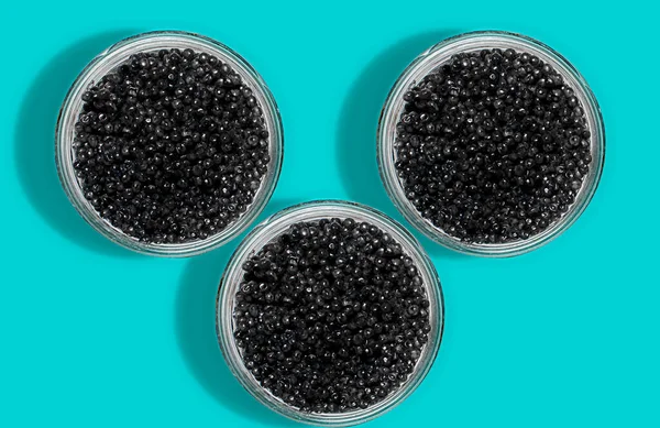 Caviale Nero Vaso Sfondo Colore Tranquillo Con Ombra — Foto Stock