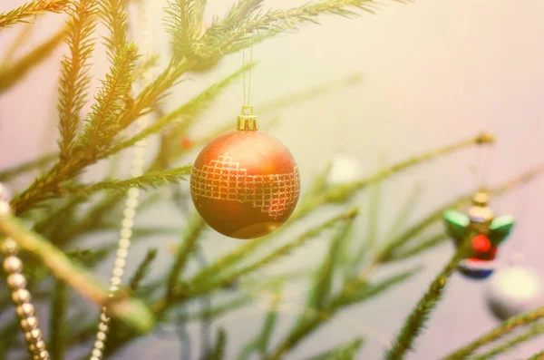 Schöne Geschmückte Weihnachtsbaum Mit Kugeln Weihnachten Licht Hintergrund — Stockfoto