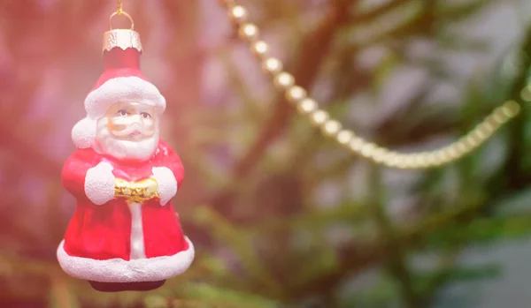 Schöner Geschmückter Weihnachtsbaum Mit Spielzeug Weihnachtsmann Kugeln Weihnachtsbeleuchtung Hintergrund — Stockfoto