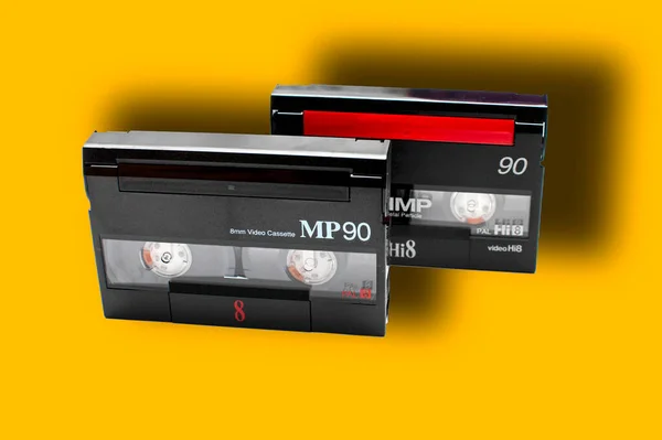 Mini Kassettenband Isoliert Auf Gelbem Hintergrund Retro Gerät Aus Dem lizenzfreie Stockbilder