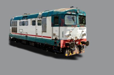 Gri arka planda, koyu gölgeli izole bir lokomotif treni.